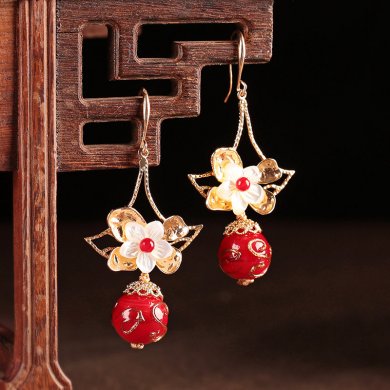 嬌艷花朵耳環(huán)：展現(xiàn)風(fēng)情萬種的紅