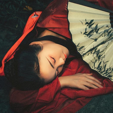 瀟灑霸氣紅衣帶折扇女生頭像，唯美古風(fēng)真人頭