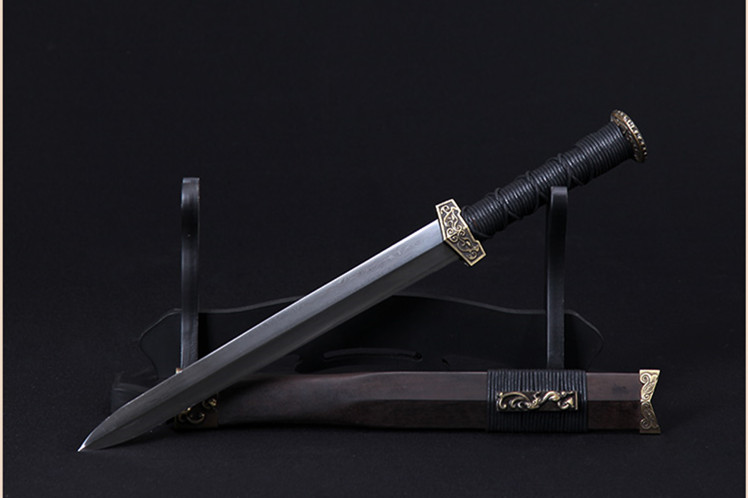 劍氣凌然龍泉小漢劍短劍，四面花紋鋼冷兵器