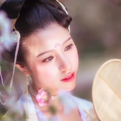 繁花浪漫帶團(tuán)扇女生頭像，唯美古風(fēng)真人頭像