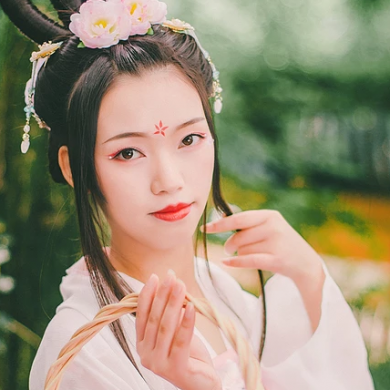 嬌艷花朵粉裙頭像，唯美古風(fēng)女子頭像