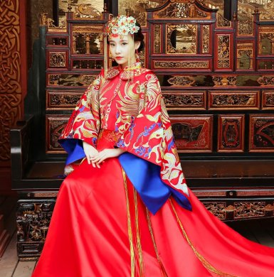 古典高貴刺繡新娘禮服，拖尾結(jié)婚中式禮服