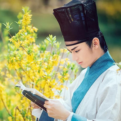 書生賞花游玩男生頭像，唯美古風(fēng)真人頭像