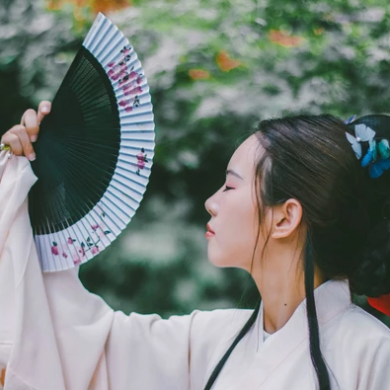 白衣帶折扇女生頭像，唯美古風(fēng)真人頭像