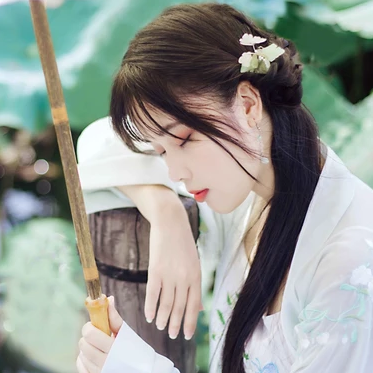 荷塘邊帶傘女生頭像，唯美古風(fēng)真人頭像