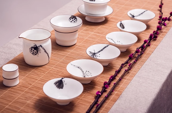 酒是一群人的寂寞，茶是一個人的狂歡