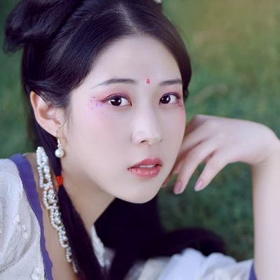 紅花綠葉帶團(tuán)扇女生頭像，唯美古風(fēng)真人頭像