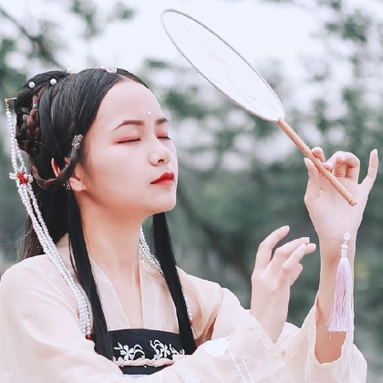 柳絮飄揚帶折扇女生頭像，唯美古風(fēng)真人頭像