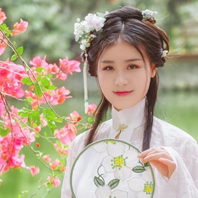 繁花盛開(kāi)帶團(tuán)扇女生頭像，唯美古風(fēng)真人頭像