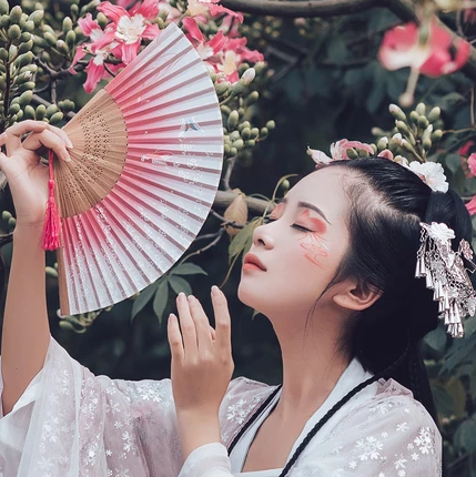 嬌艷粉色桃花女生頭像，唯美古風真人頭像