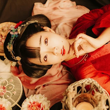 妖艷紅衣女生頭像，唯美古風真人頭像