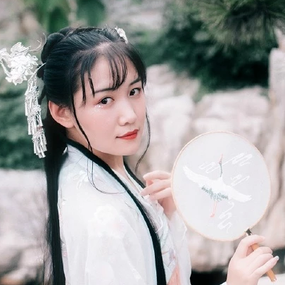 淡粉色帶團(tuán)扇女子頭像，唯美古風(fēng)真人頭像