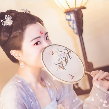 燈下帶團扇女生頭像，唯美古風真人頭像
