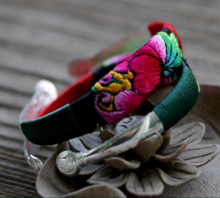 匠心啟航閱讀云南苗銀繡花手鐲