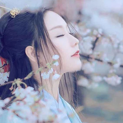淡雅櫻花帶折扇女生頭像，唯美古風(fēng)真人頭像