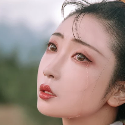 紅衣女子流淚頭像，唯美古風(fēng)真人頭像