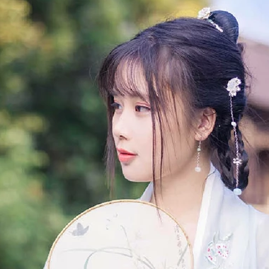 淡雅帶團(tuán)扇女生頭像，唯美古風(fēng)真人頭像