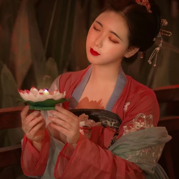 紅紗帶團扇女生頭像，唯美古風(fēng)真人頭像