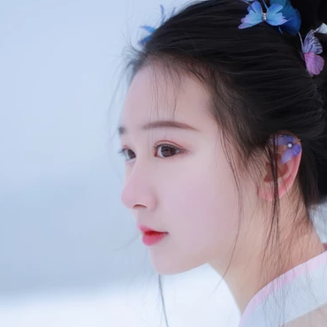 翩然蝴蝶帶傘女生頭像，唯美古風真人頭像