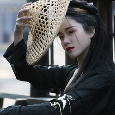 霸氣喝酒帶兵器女生頭像，唯美古風(fēng)真人頭像