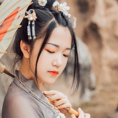 暮秋山行帶傘女生頭像，唯美古風(fēng)真人頭像