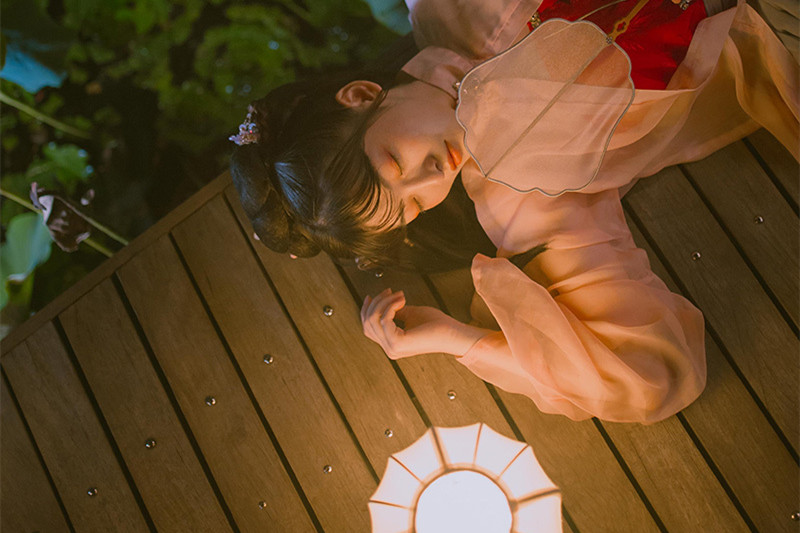 夜色杏粉小依獨(dú)醉酒古風(fēng)頭像，女生古風(fēng)頭像