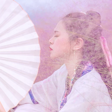 粉嫩帶折扇女生頭像，唯美古風真人頭像