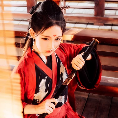 江湖帶兵器紅衣女生頭像，唯美古風(fēng)真人頭像