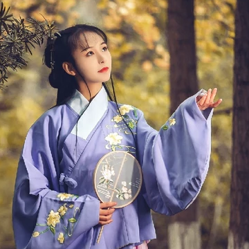 高貴優(yōu)雅紫衣帶團扇女生頭像，唯美古風真人頭