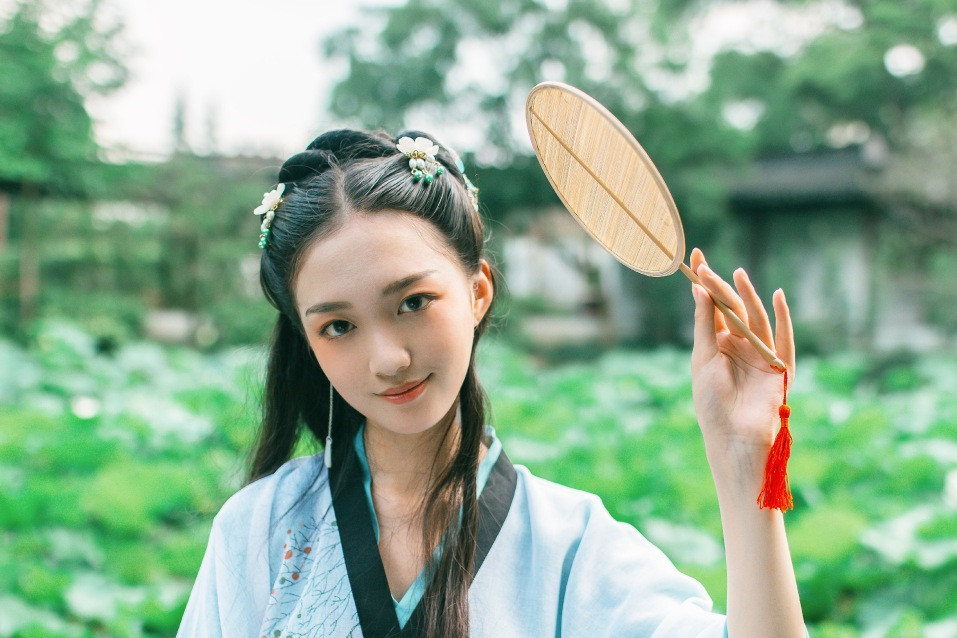 清荷滿塘綠衣小姑娘古風(fēng)頭像，愜意唯美女生頭