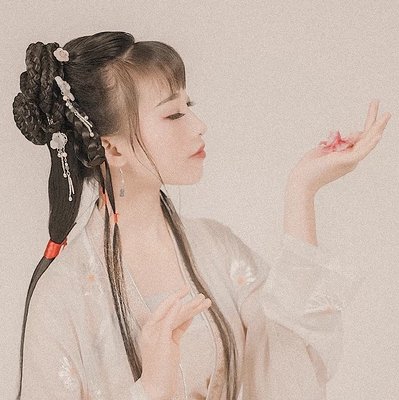 粉色落花拿書女生頭像，唯美古風(fēng)真人頭像