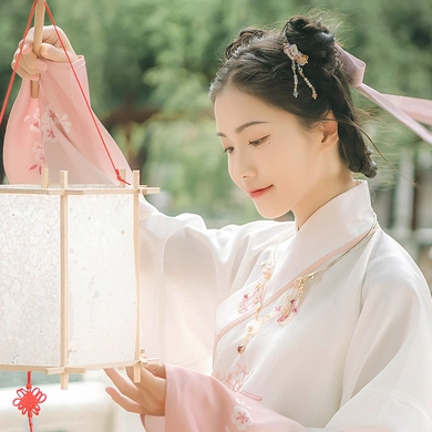 粉嫩提燈少女頭像，唯美古真人頭像