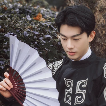 瀟灑帥氣男生帶折扇頭像，唯美古風真人頭像