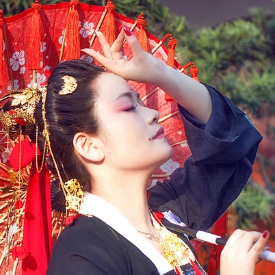 嬌艷紅色帶傘女生頭像，唯美古風真人頭像