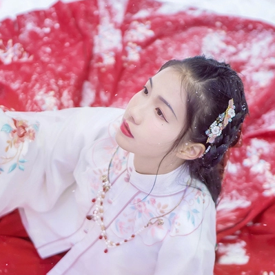 雪中團花帶傘女子頭像，唯美古真人頭像