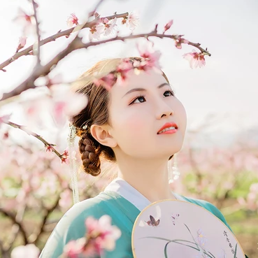桃花樹下帶團扇女生頭像，唯美古風真人頭像