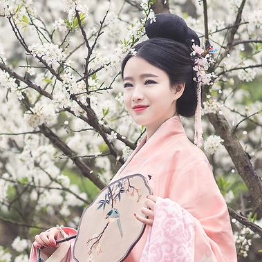 花林粉衣帶團(tuán)扇女生頭像，唯美古風(fēng)真人頭像
