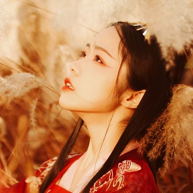 紅衣彈琵琶思念女生頭像，唯美古風真人頭像