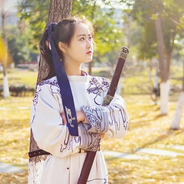 霸氣帶兵器女生頭像，唯美古風真人頭像