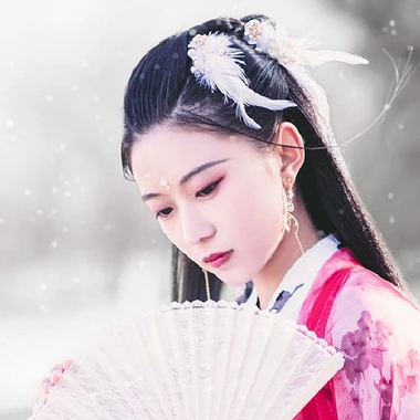 雪仙子紅衣帶折扇女生頭像，唯美古風(fēng)真人頭像