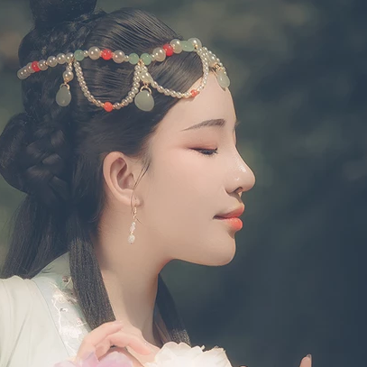 淡雅少女帶團(tuán)扇頭像，唯美古風(fēng)真人頭像