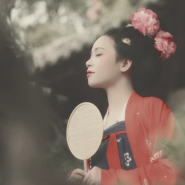 唐園帶團(tuán)扇女生頭像，唯美古風(fēng)真人頭像