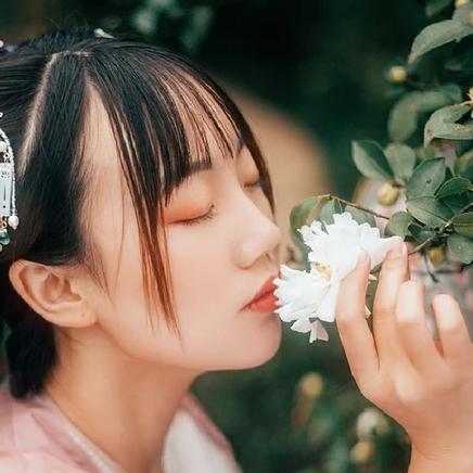 粉衣帶團扇女生頭像，唯美古風(fēng)真人頭像