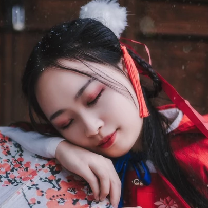 紅衣落雪可愛女生頭像，唯美古風真人頭像