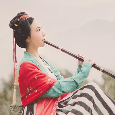 文藝吹笛女生頭像，唯美古風(fēng)真人頭像