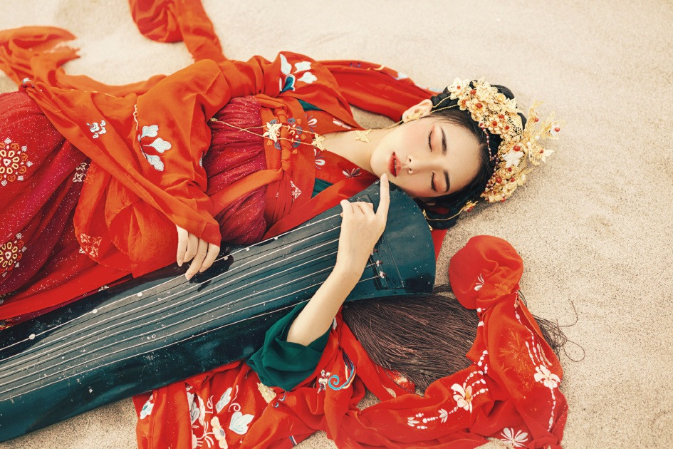 大漠黃沙嫁衣紅裳女子頭像，古風艷麗真人頭像