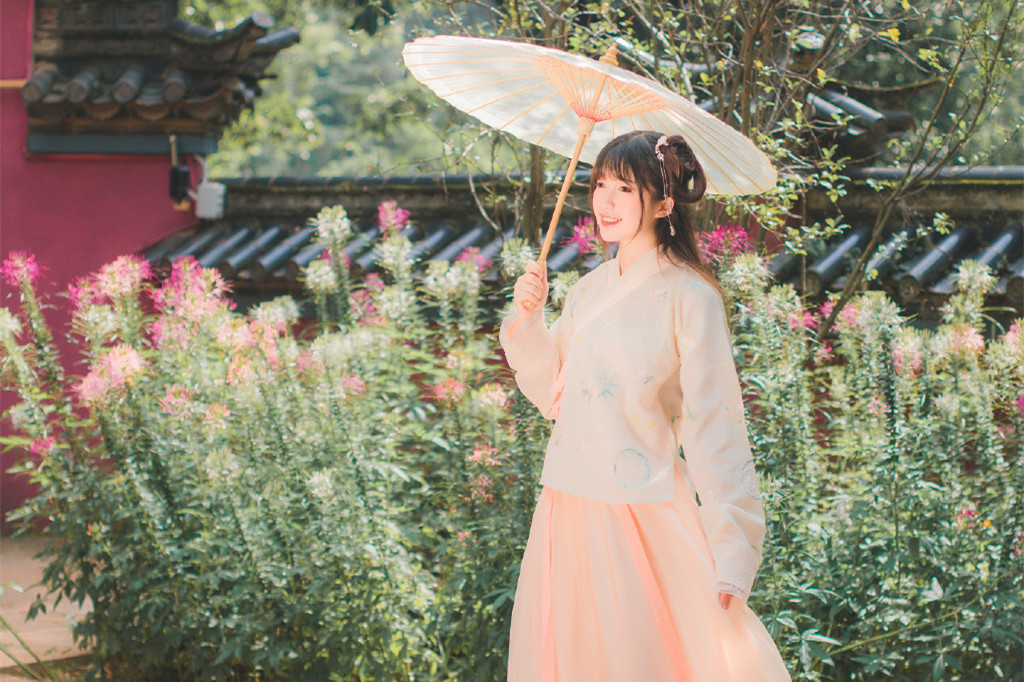 庭院花間漢服少女頭像，古風(fēng)真人唯美qq頭像