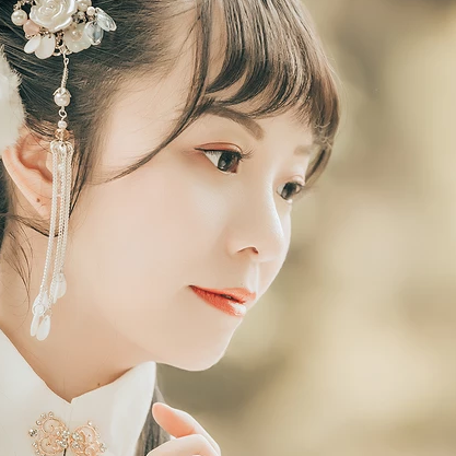 文藝復古帶團扇女生頭像，唯美古風真人頭像