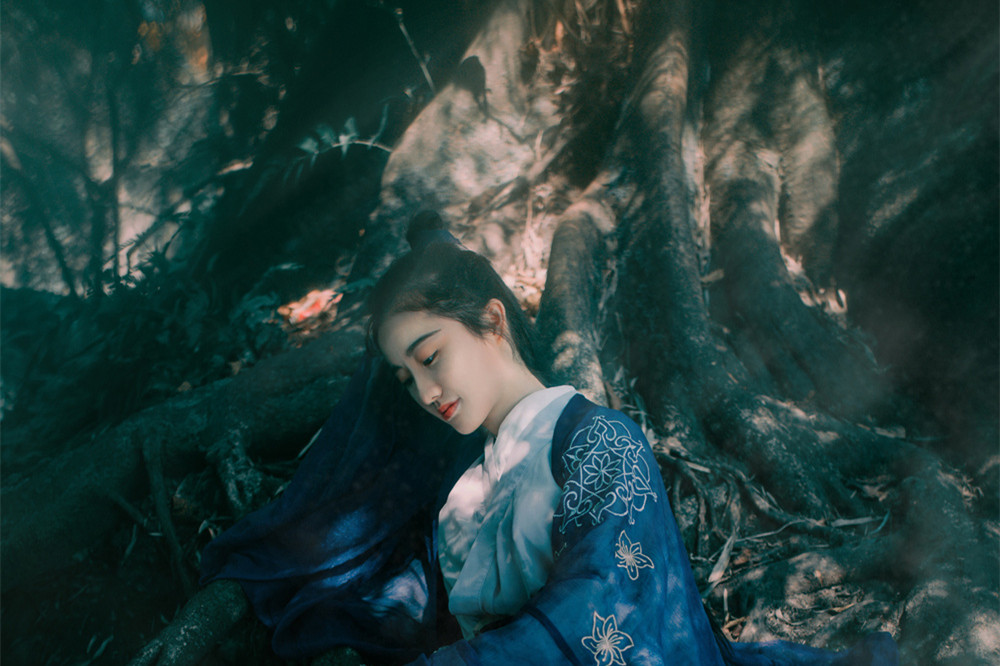 瀟灑肆意古風(fēng)飲酒女子頭像，好看的真人頭像