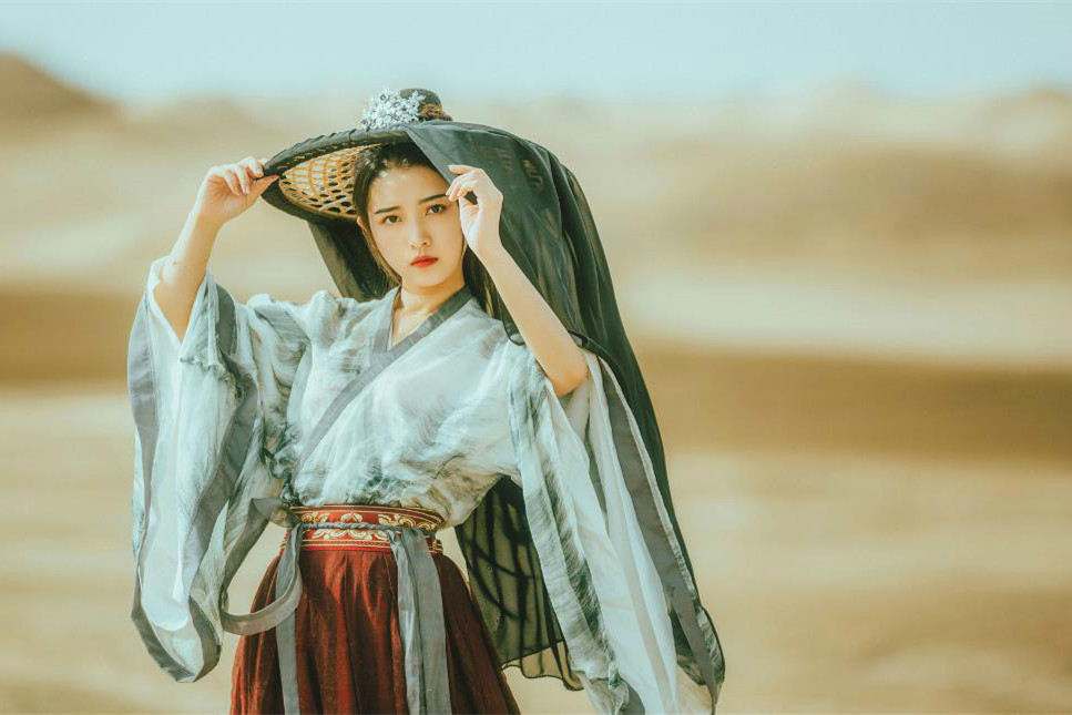 大漠孤煙古風(fēng)女子真人頭像，唯美女生qq頭像